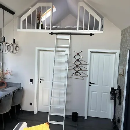 Tiny Hilde 100m Entfernt Zum